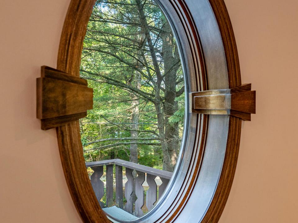 JayHomeOnSignor_LR_Window_V JayHomeOnSignor_LR_Window_V