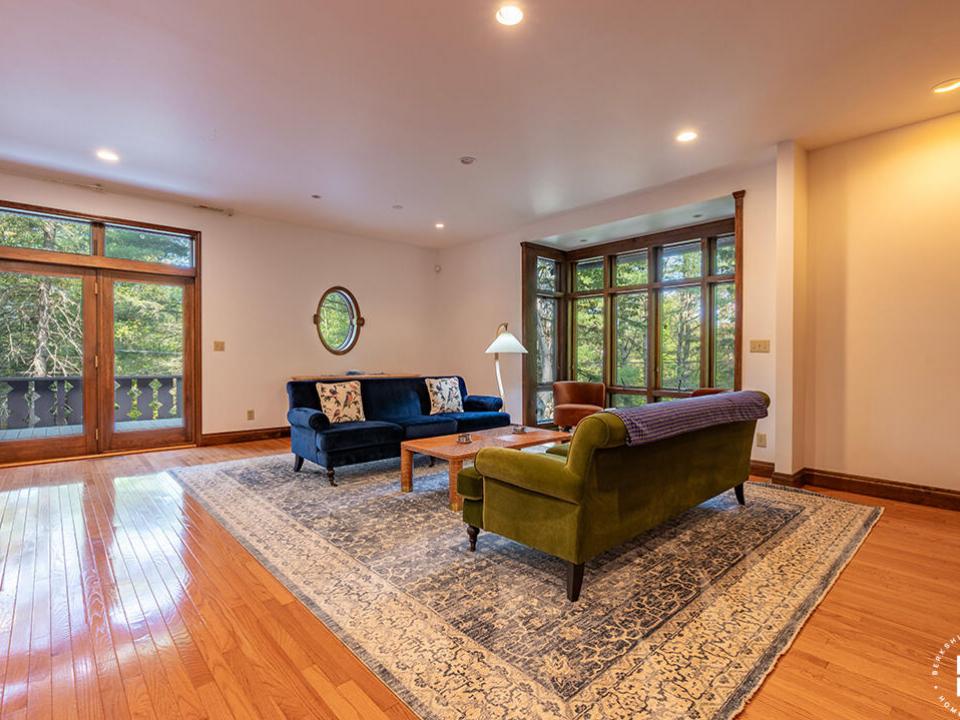 JayHomeOnSignor_LR_R JayHomeOnSignor_LR_R