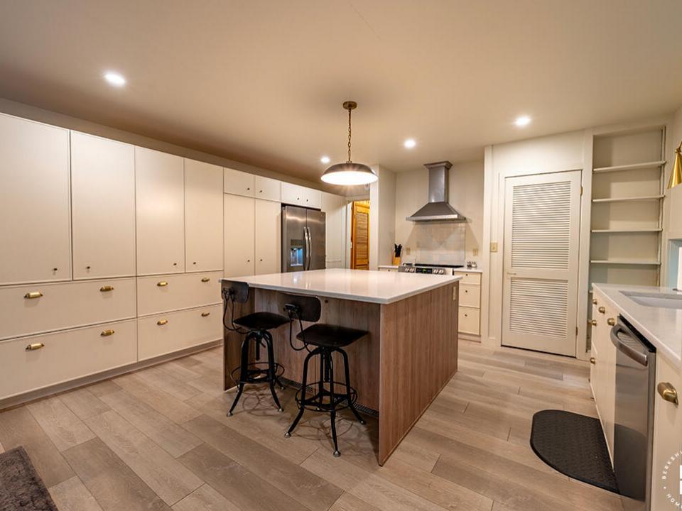 JayHomeOnSignor_Kitchen_R