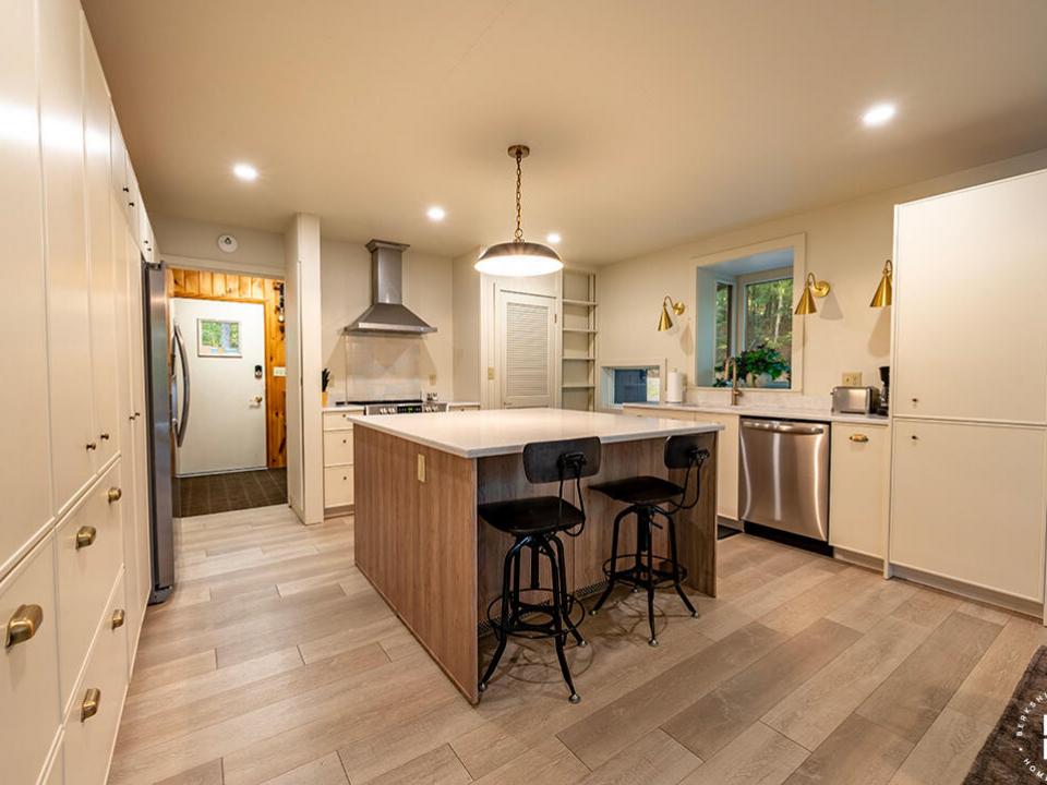 JayHomeOnSignor_Kitchen_L