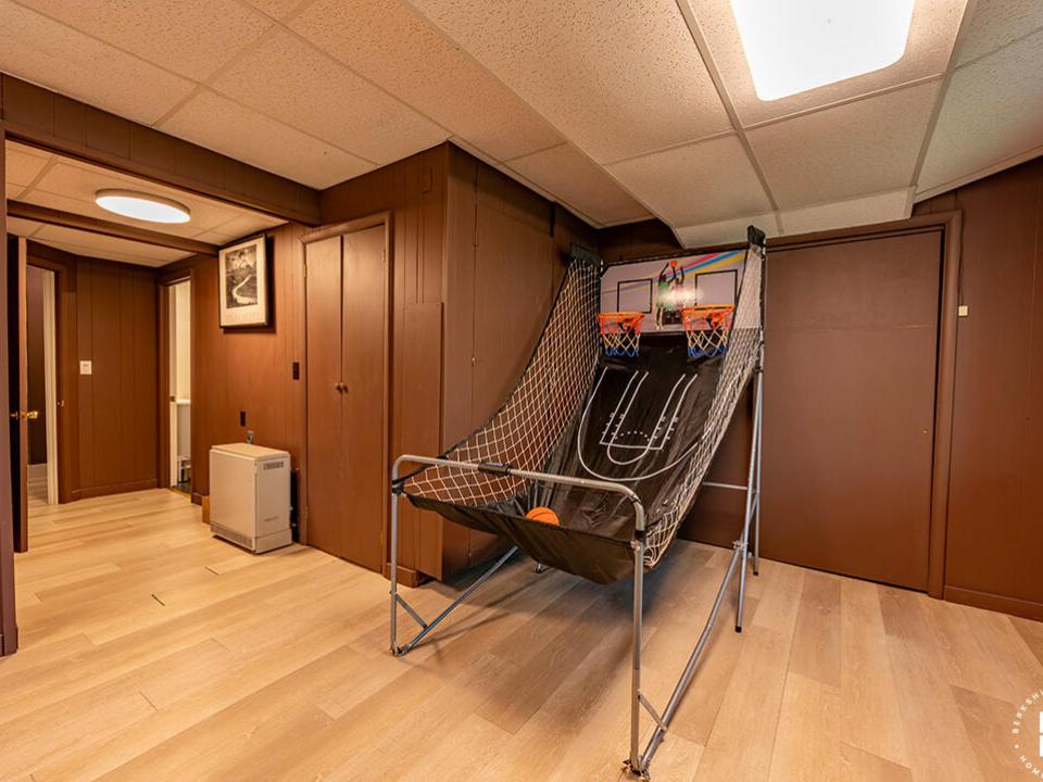 JayHomeOnSignor_EntertainmentRoom_Basket