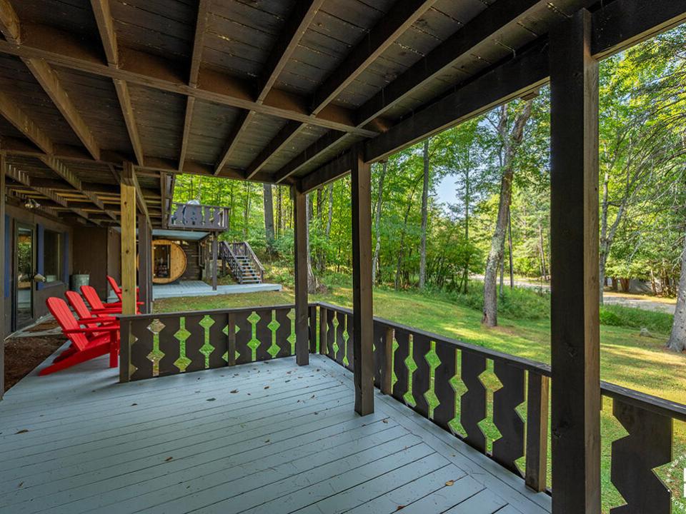 JayHomeOnSignor_CoveredPorch