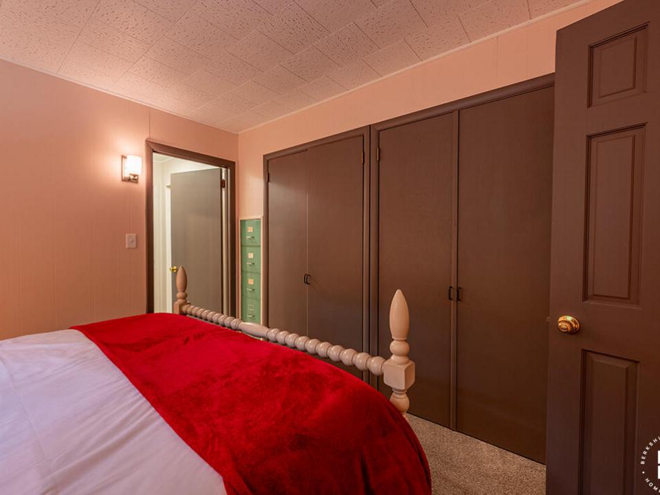 JayHomeOnSignor_Bedroom1_Closet JayHomeOnSignor_Bedroom1_Closet