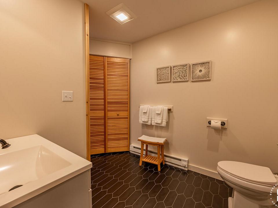 JayHomeOnSignor_Bathroom3
