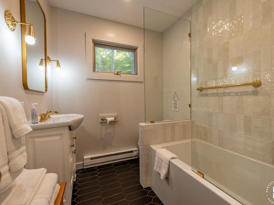 JayHomeOnSignor_Bathroom1 JayHomeOnSignor_Bathroom1