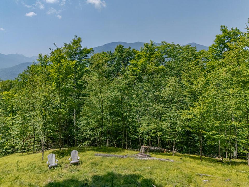 KeeneCabinOnMooseHill_A_Chairs_Mtns_R