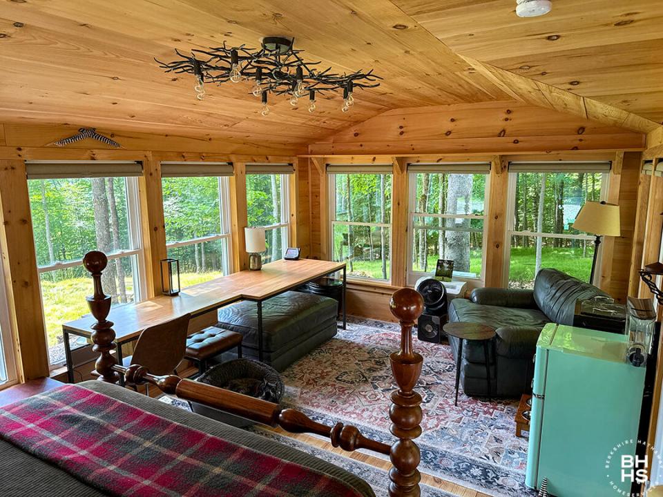 KeeneCabinOnMooseHill_Desk