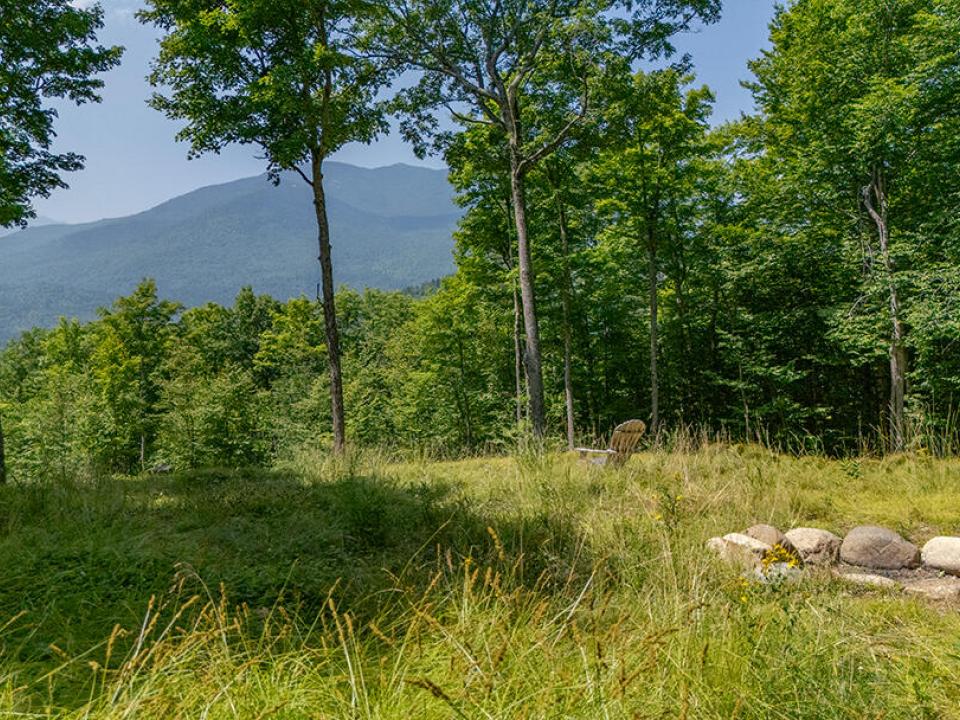 KeeneCabinOnMooseHill_Firepit_Mtns