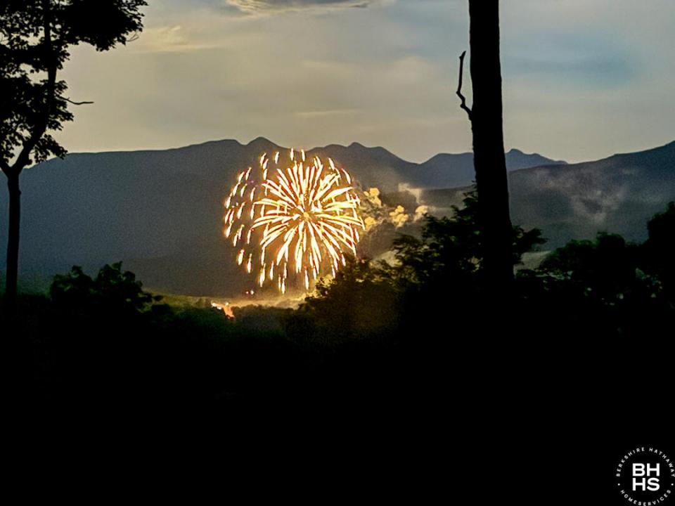 KeeneCabinOnMooseHill_Firework_Yellow