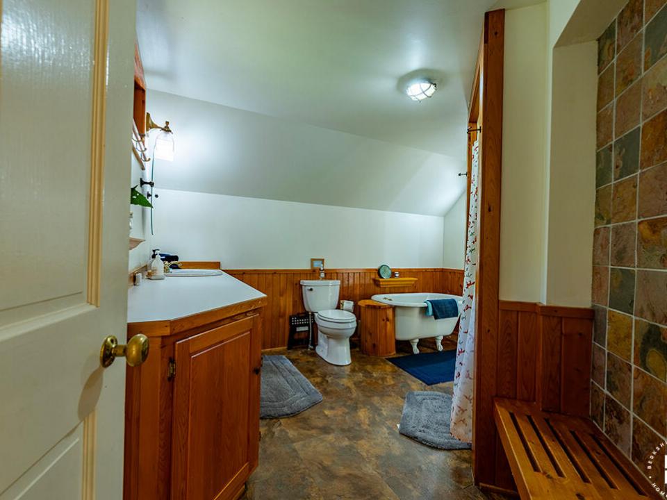 WilmingtonHomeOnHardy_Bathroom_L