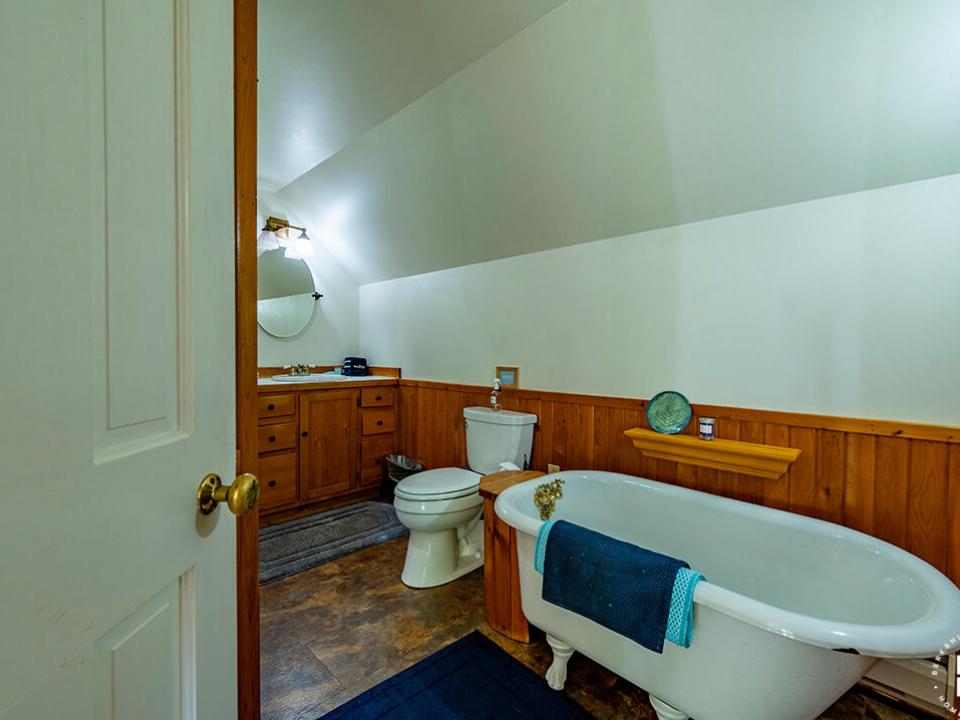 WilmingtonHomeOnHardy_Bathroom_R