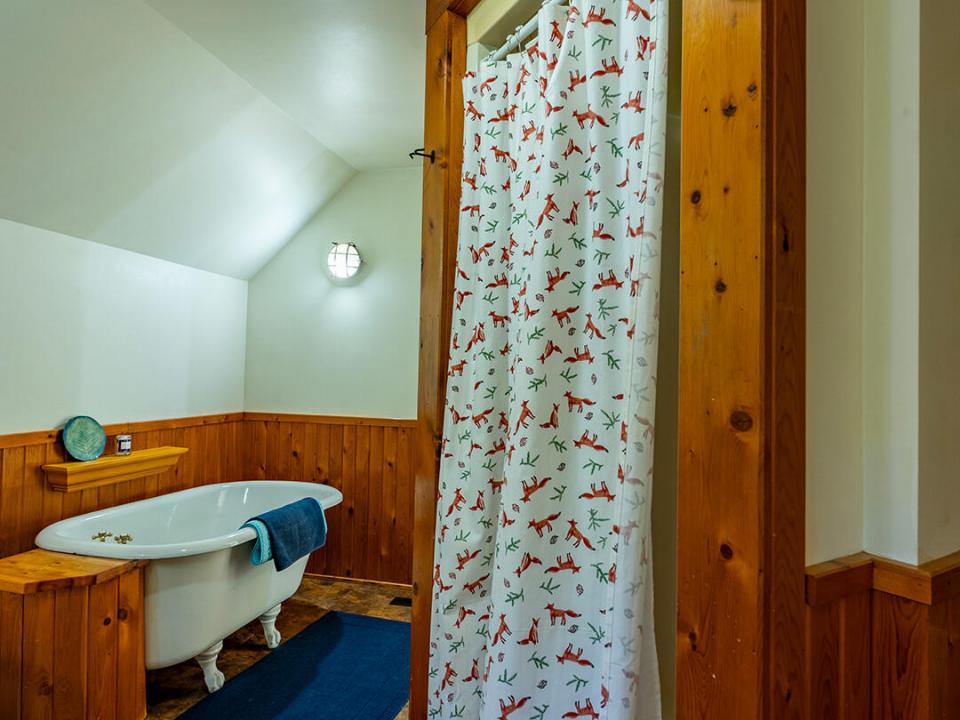 WilmingtonHomeOnHardy_Bathroom_Shower_V