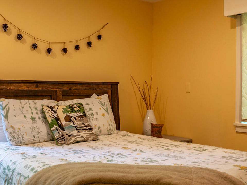 WilmingtonHomeOnHardy_Bedroom1_Bed_V