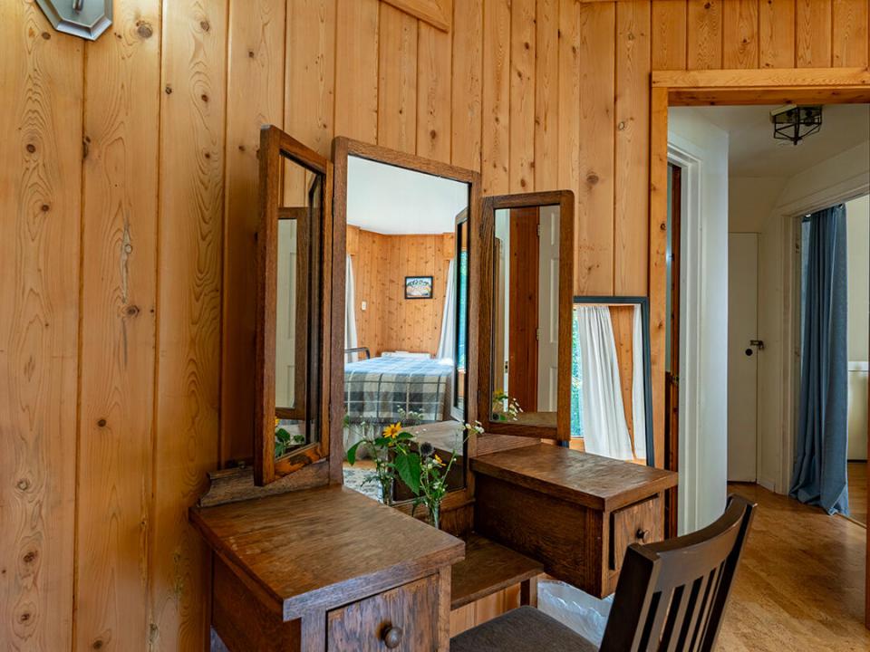 WilmingtonHomeOnHardy_Bedroom2_MakeupTab