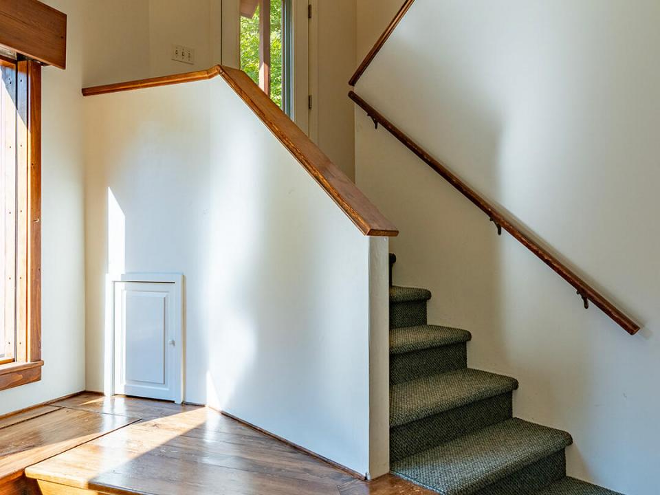 WilmingtonHomeOnHardy_Stairway