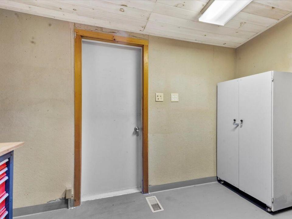 562
