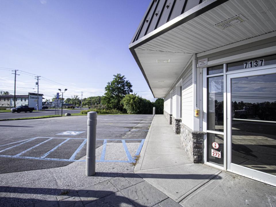 Stewarts - Plattsburgh new - ext showing