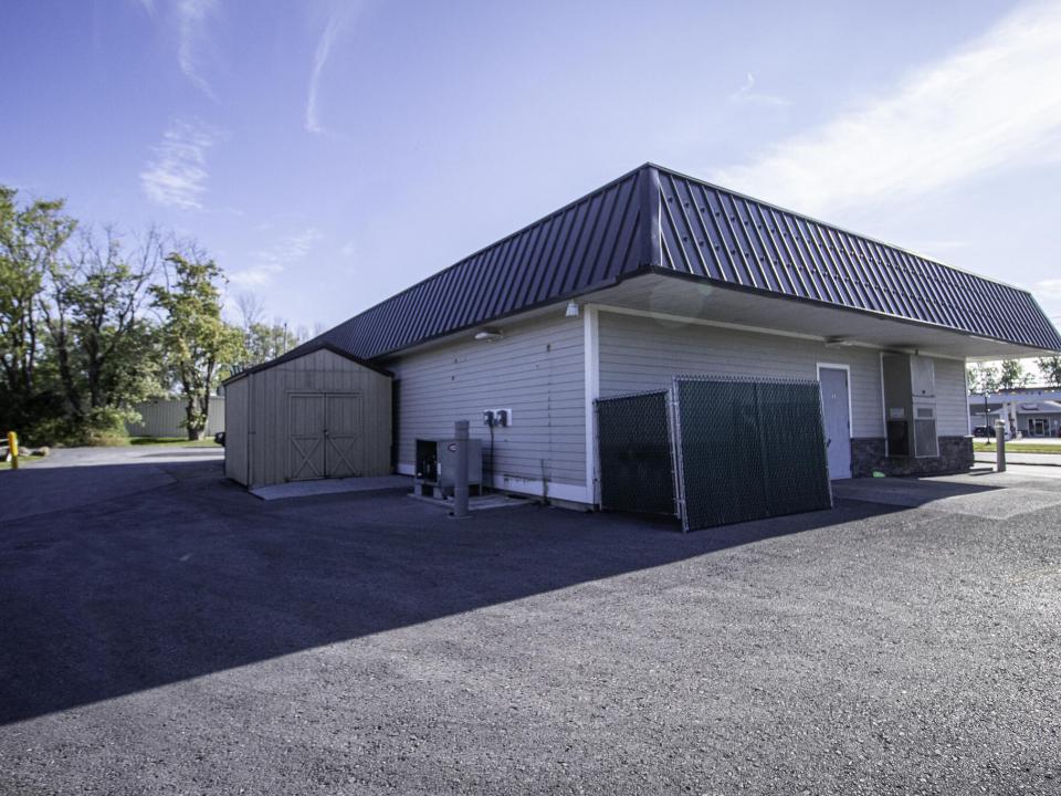 Stewarts - Plattsburgh new - ext showing