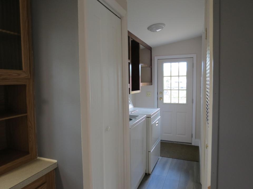 Laundry/ Side Entrance