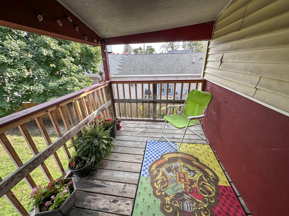 Private Back Deck Upstairs Unit
