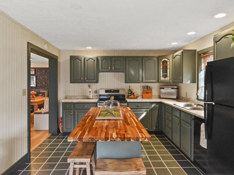 Kitchen with Island (1)