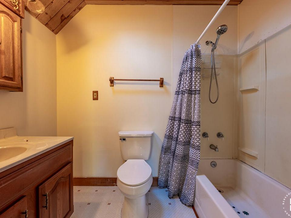 HomeInRainbowLake_Bathroom1