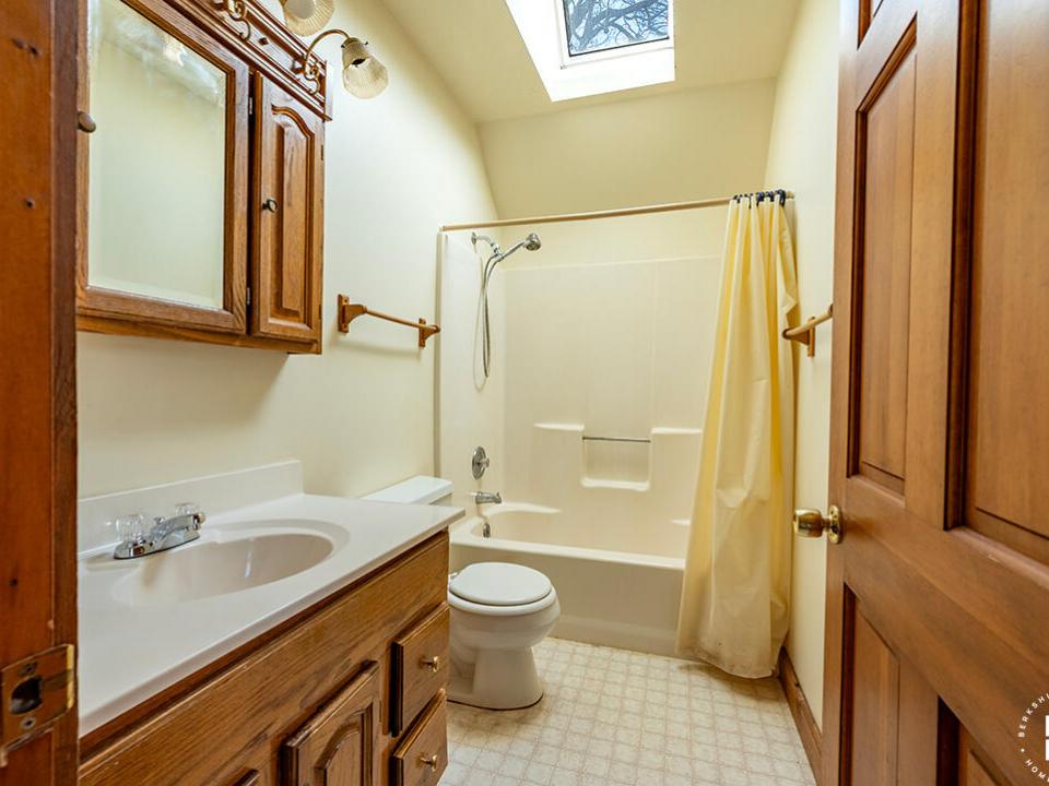 HomeInRainbowLake_Bathroom2