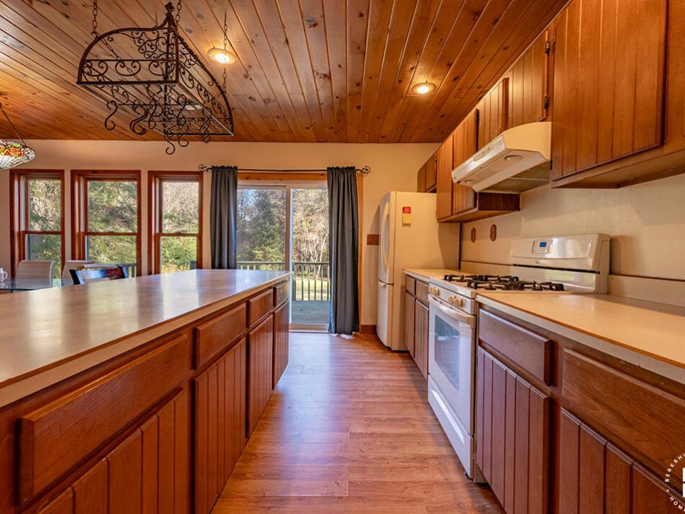 HomeInRainbowLake_Kitchen_Stove