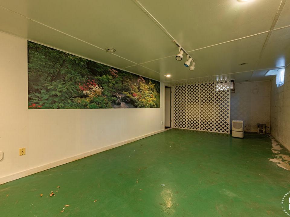 HomeInRainbowLake_LowerLevel_BonusRoom