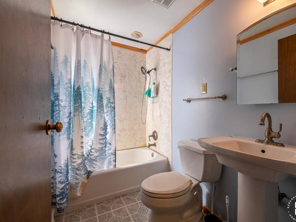 TupperLakeSplitLevel_Bathroom