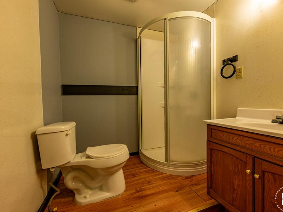 TupperLakeSplitLevel_Bathroom2