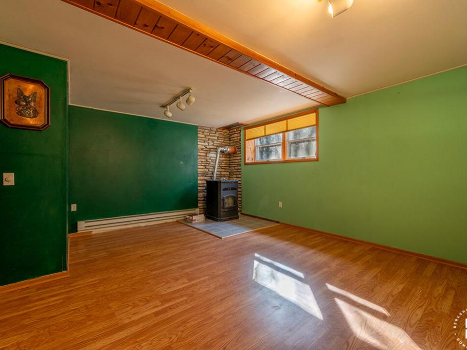 TupperLakeSplitLevel_LowerLevel_Den_Stov