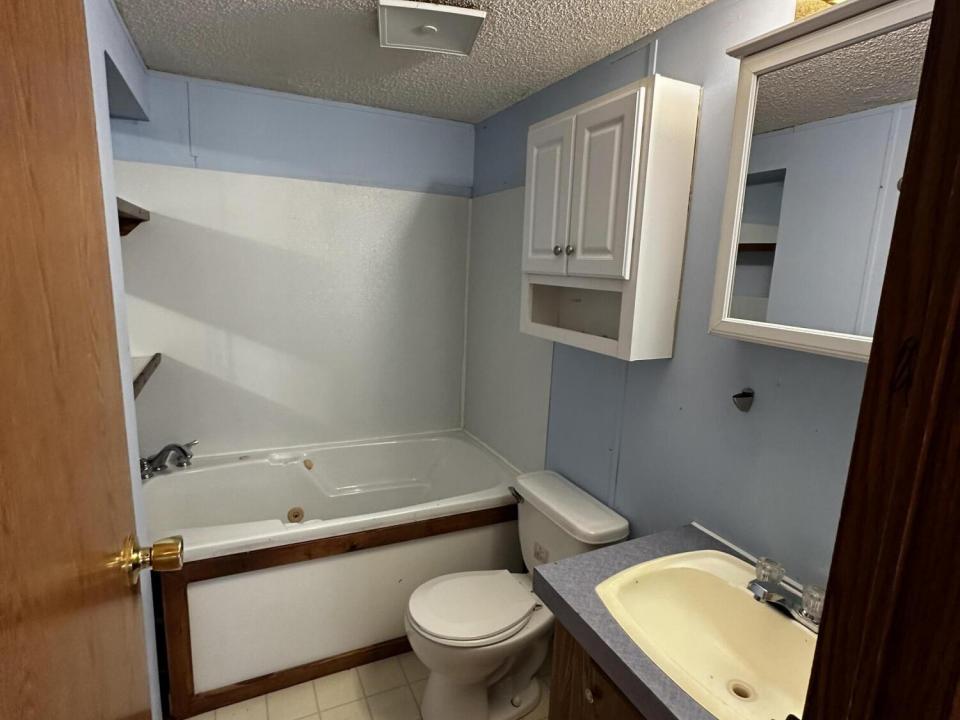 Full Bathroom 2