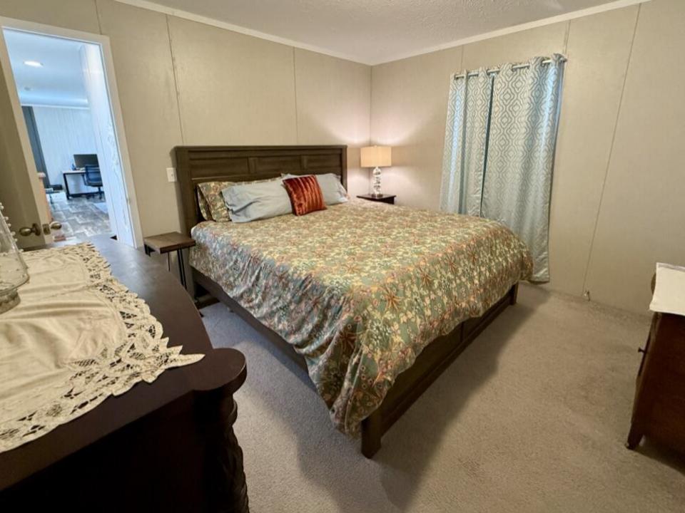 8C2D507B-A848-44CF-853C-0A6B869D1609_1_1