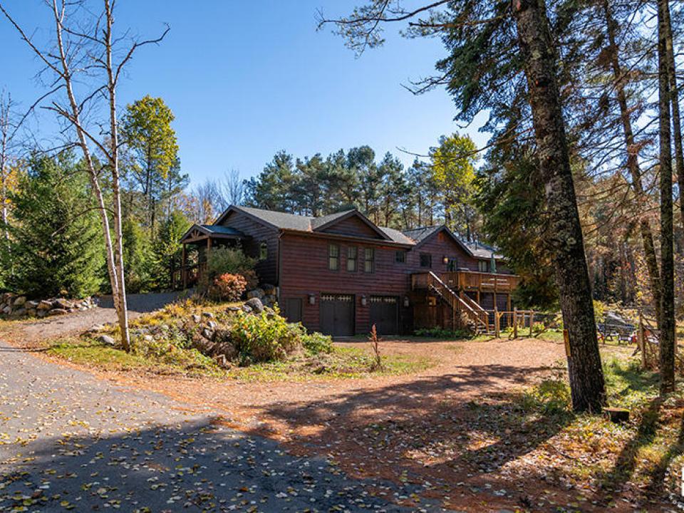 LittleGuysLodge_Fall_Exterior_Driveway LittleGuysLodge_Fall_Exterior_Driveway