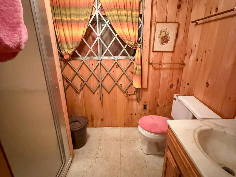 CabinOnGillespie_Bathroom