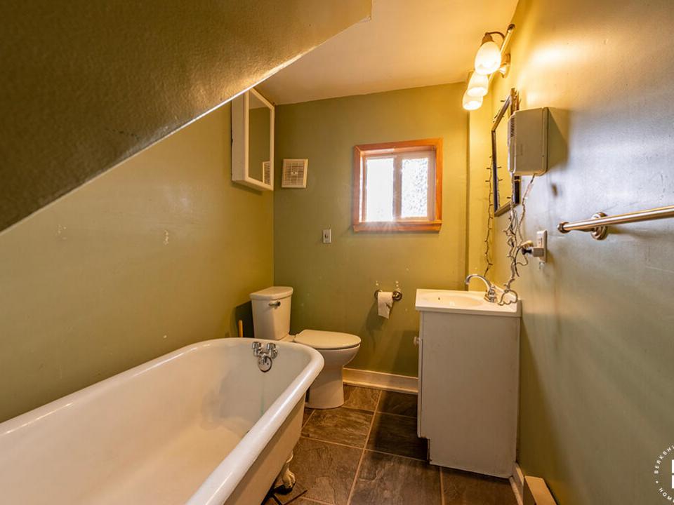 LakePlacidHomeOnOldMil_Bathroom