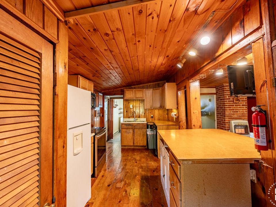 LakePlacidHomeOnOldMil_Kitchen_From_Pant