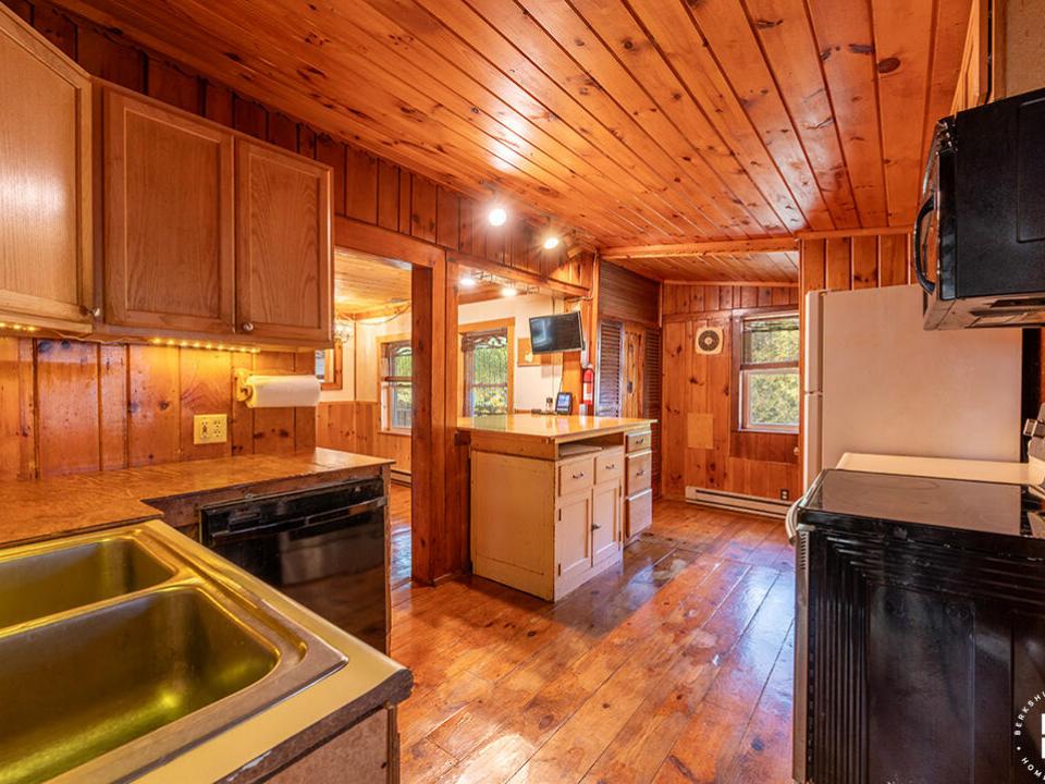 LakePlacidHomeOnOldMil_Kitchen