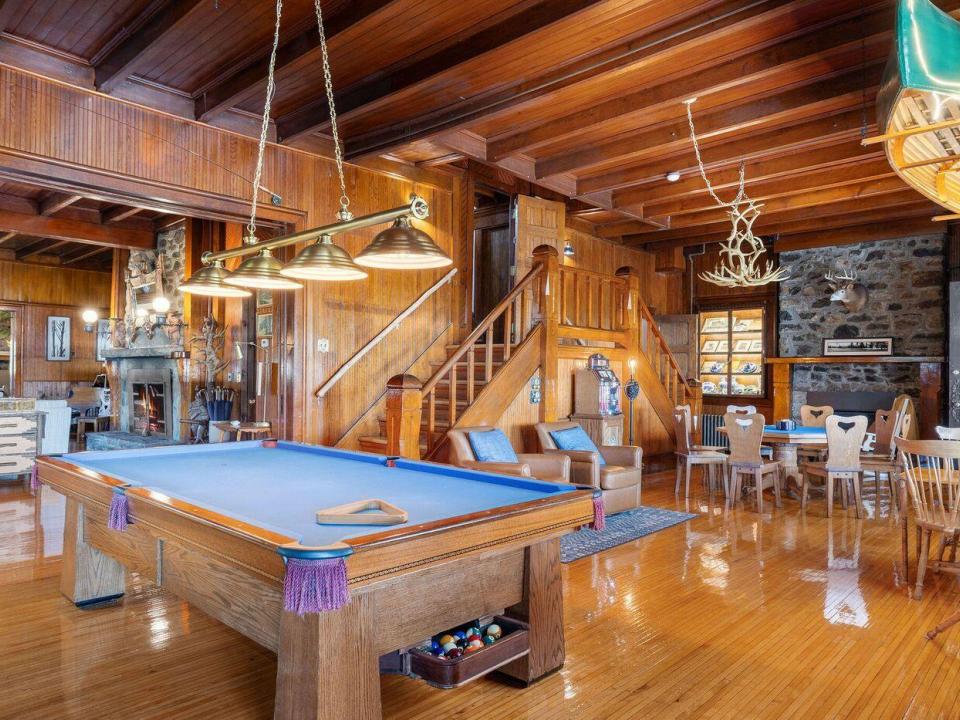 W11-NY0592-009 W11-NY0592-009