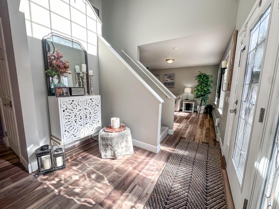 Entry & Family Room Entry & Family Room