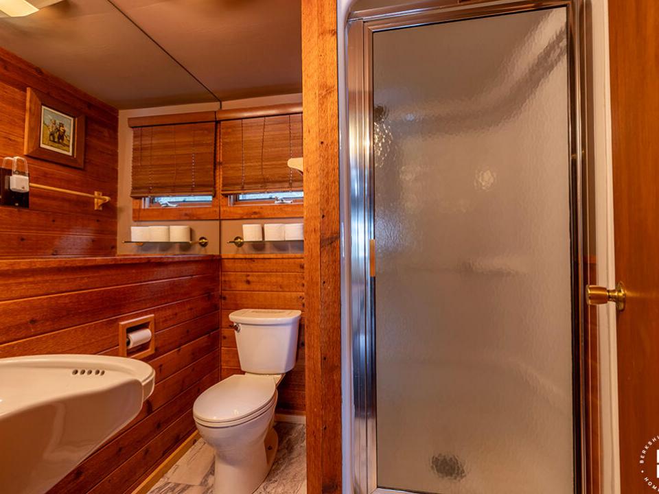 ColbyCabins_Bear_Bathroom
