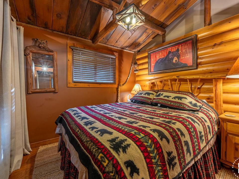 ColbyCabins_Bear_Bedroom1