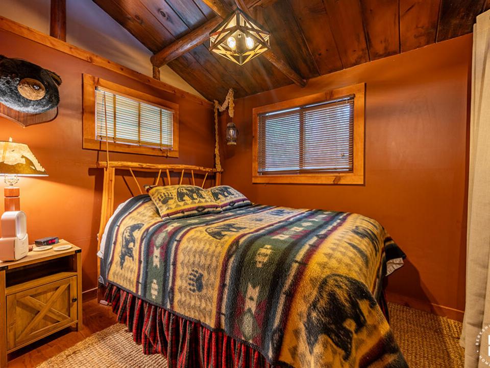 ColbyCabins_Bear_Bedroom2