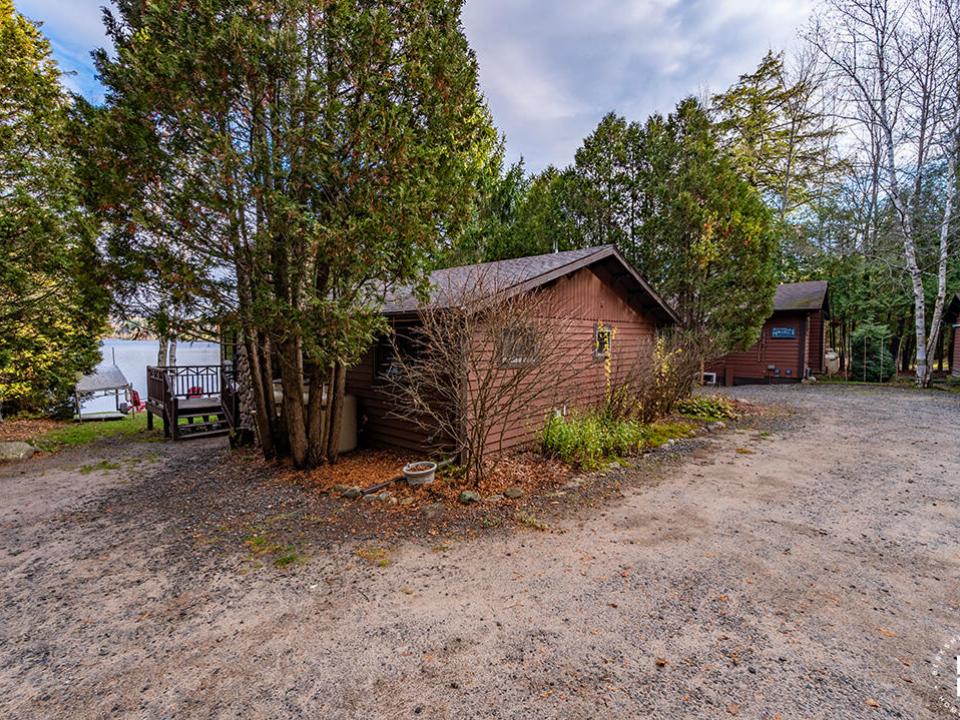 ColbyCabins_Bear_Exterior_Driveway