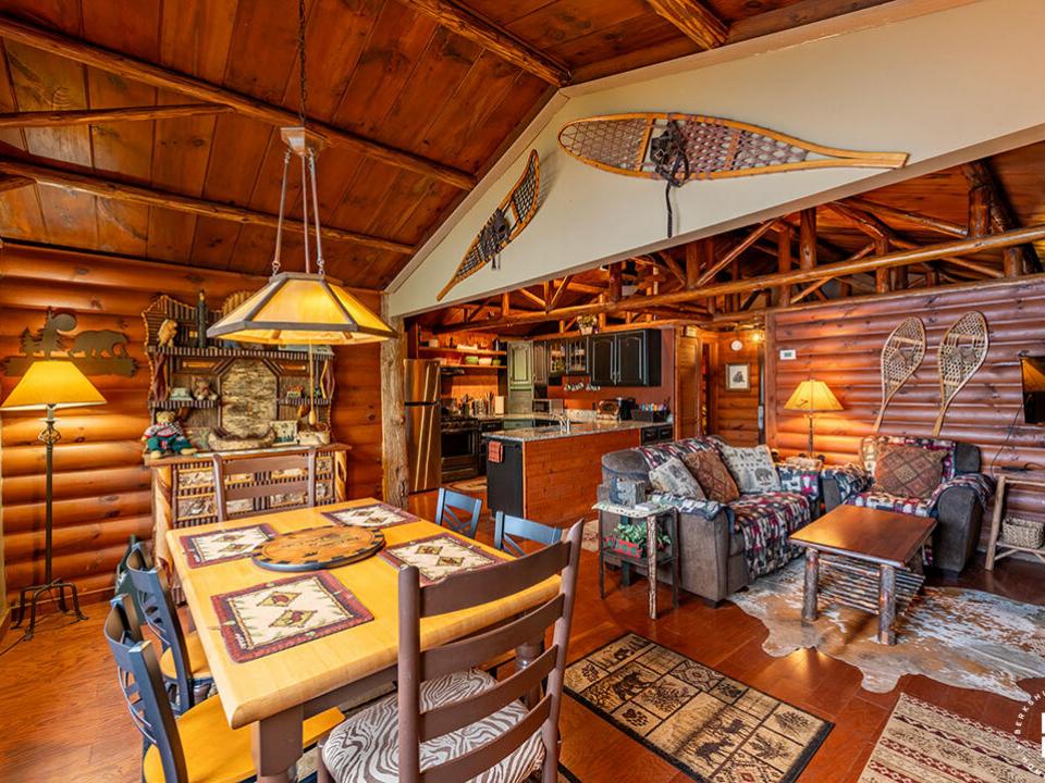 ColbyCabins_Bear_FullRoom_From_Entry