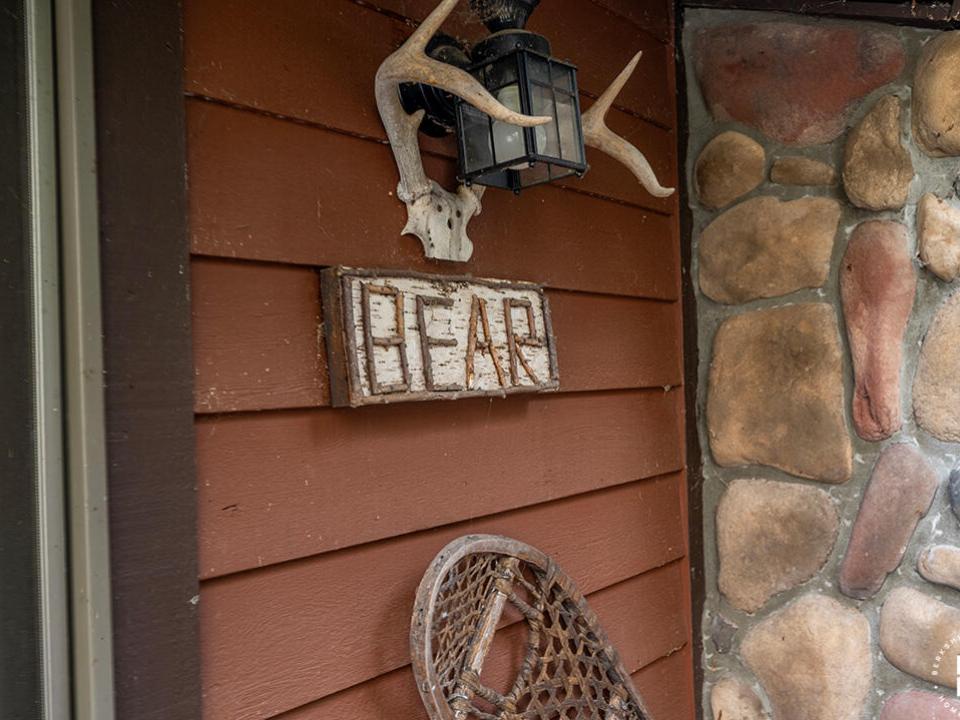 ColbyCabins_Bear_Sign