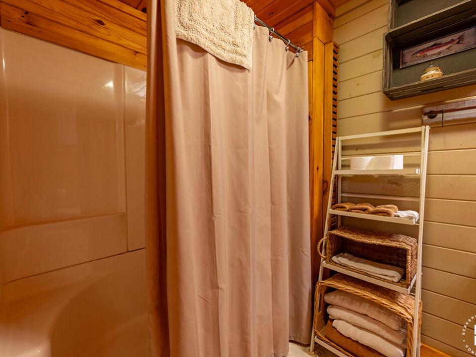 ColbyCabins_Fish_Bathroom_Shower