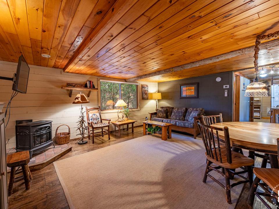 ColbyCabins_Fish_FullRoom_From_Entry