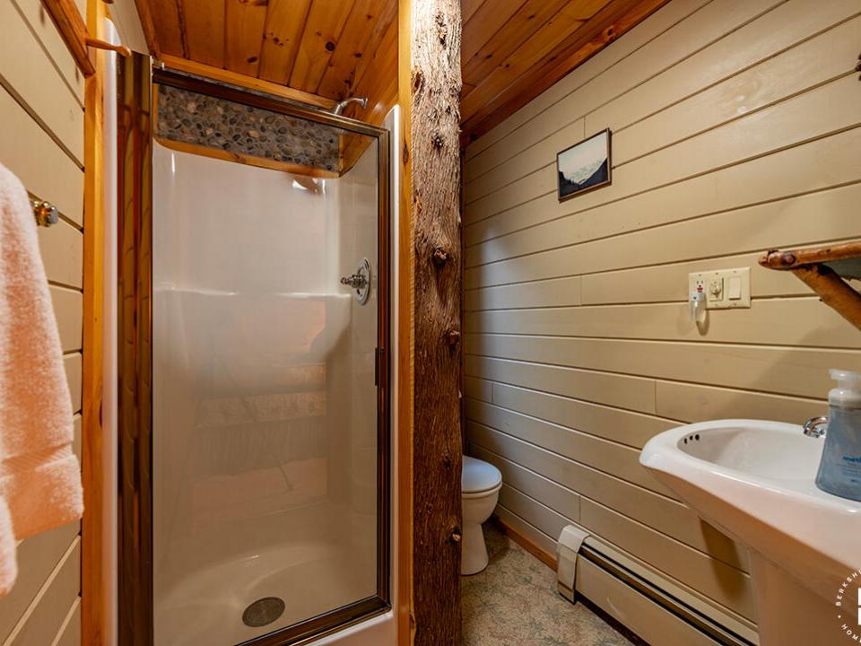 ColbyCabins_Moose_Bathroom1